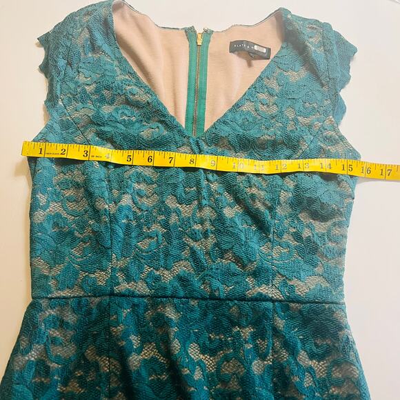 Slate & Willow Lace V Neck Sheath Dress Size Medium - Picture 5 of 7